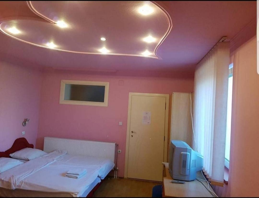 Viktorija Nova Hotel คานยิชา ภายนอก รูปภาพ